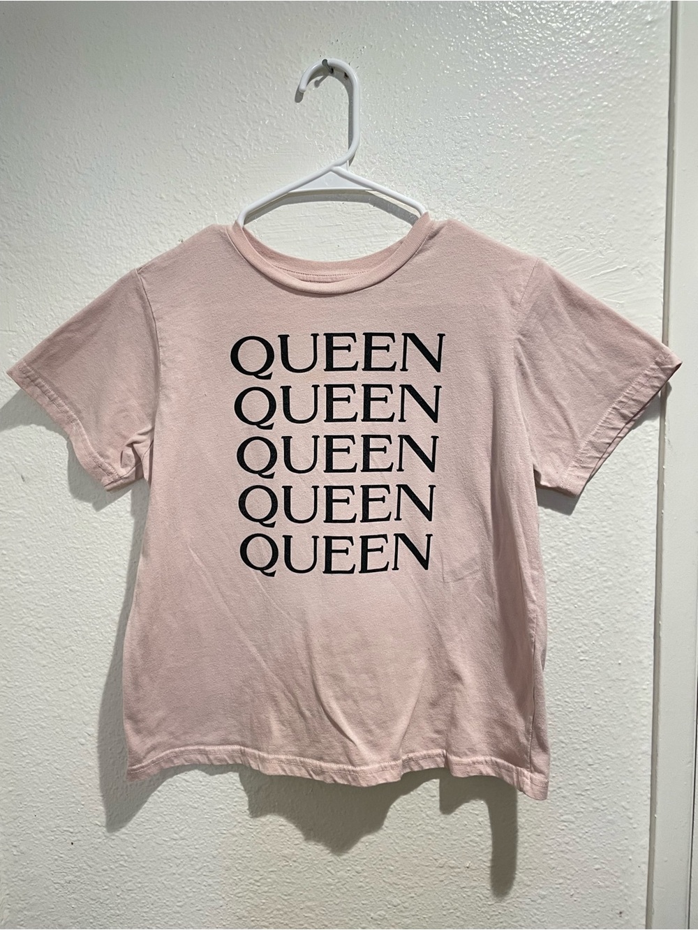 👑 Legendary Rootz 'Queen' Repeat Graphic Tee | Pink M 👑
